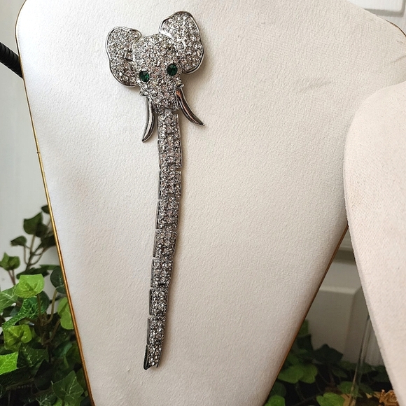Vintage Silver Elephant Brooch Pin with Articulated Trunk - Picture 6 of 7